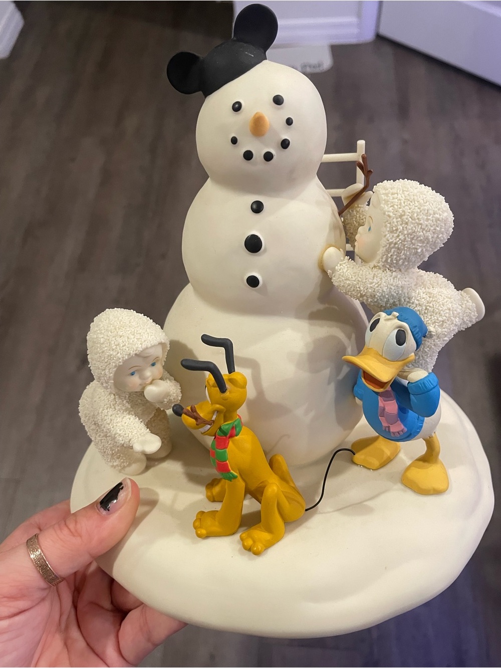 Snowbabies Disney Collectible Figurine “Making Snowfriends” 2004 Mickey Mouse